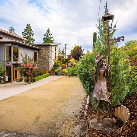 Cormier'S Studio Guest Suites Penticton Bagian luar foto