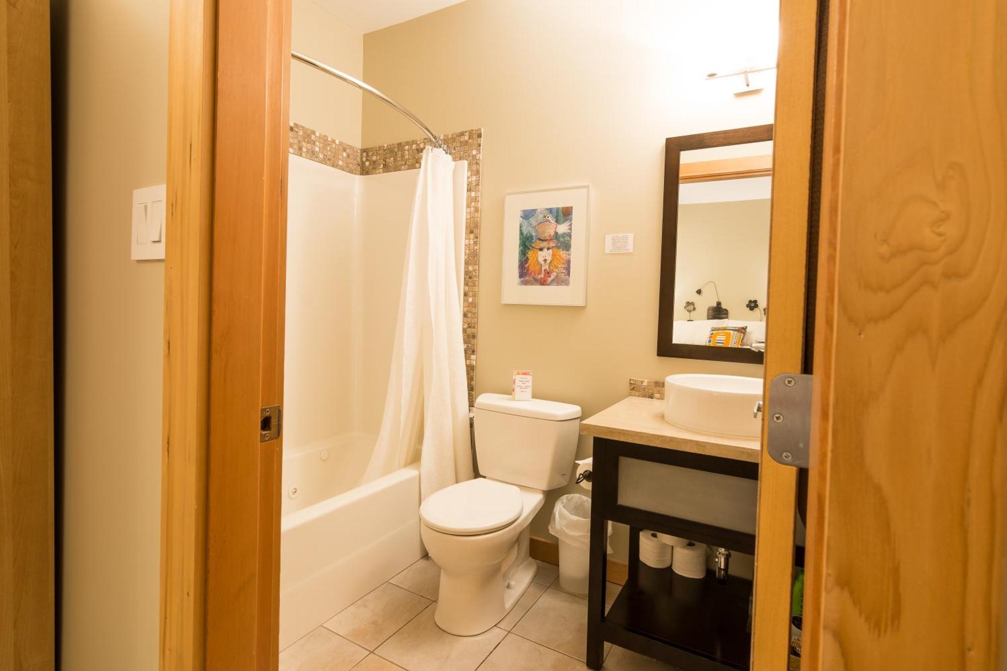 Cormier'S Studio Guest Suites Penticton Bagian luar foto