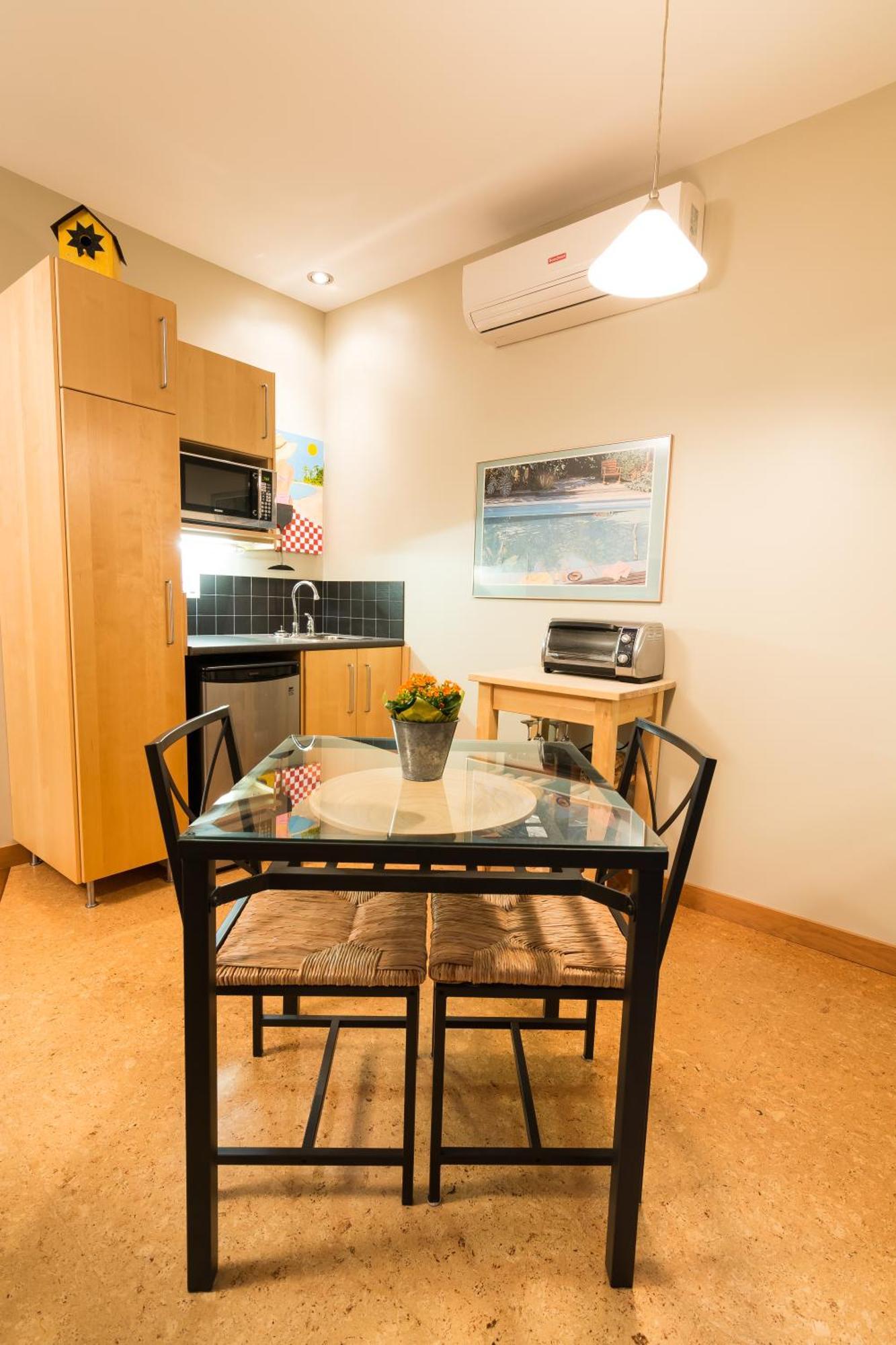 Cormier'S Studio Guest Suites Penticton Bagian luar foto