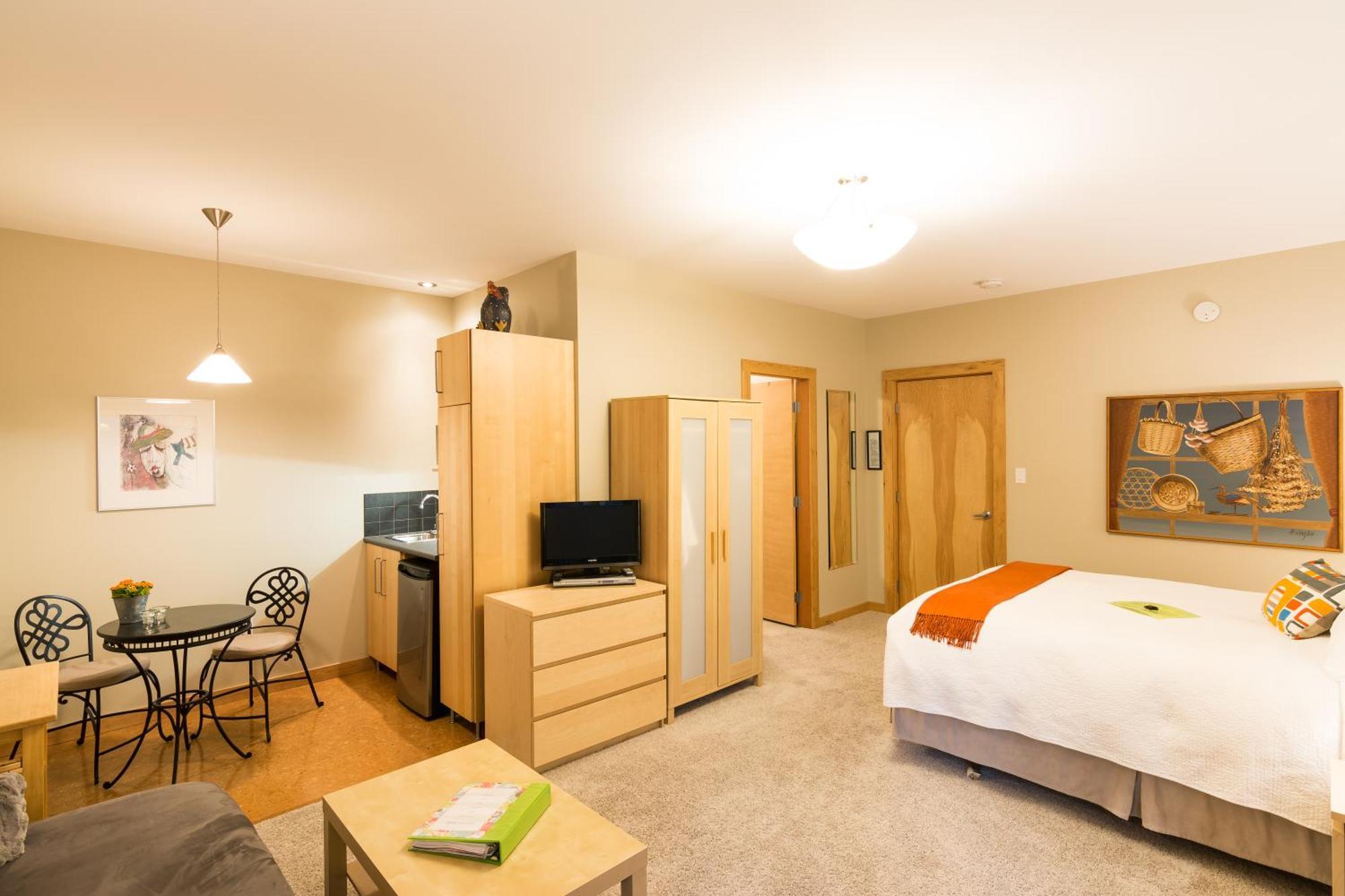 Cormier'S Studio Guest Suites Penticton Bagian luar foto