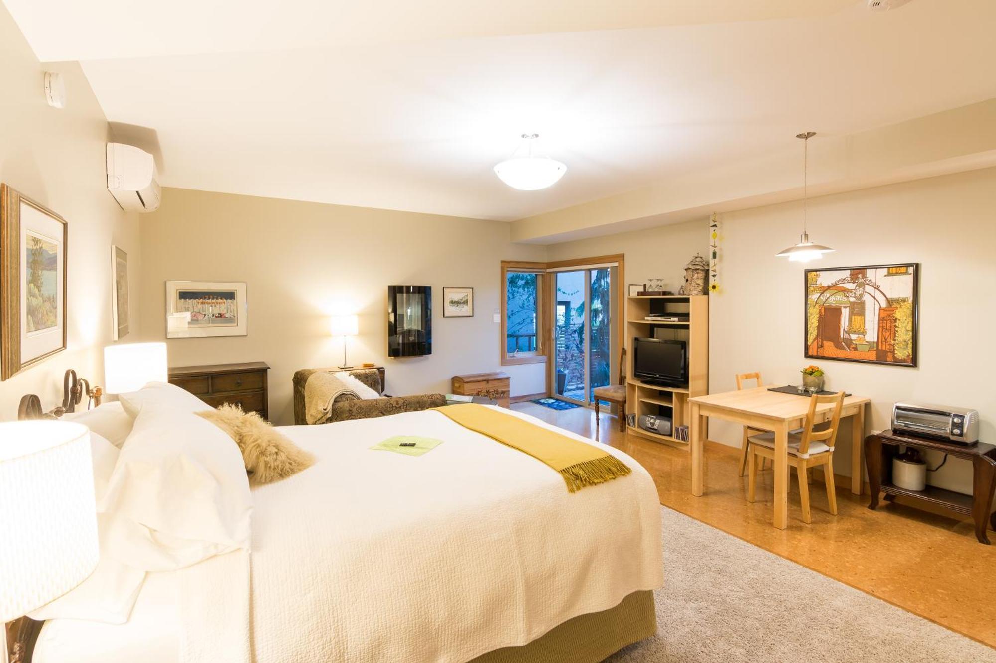 Cormier'S Studio Guest Suites Penticton Bagian luar foto