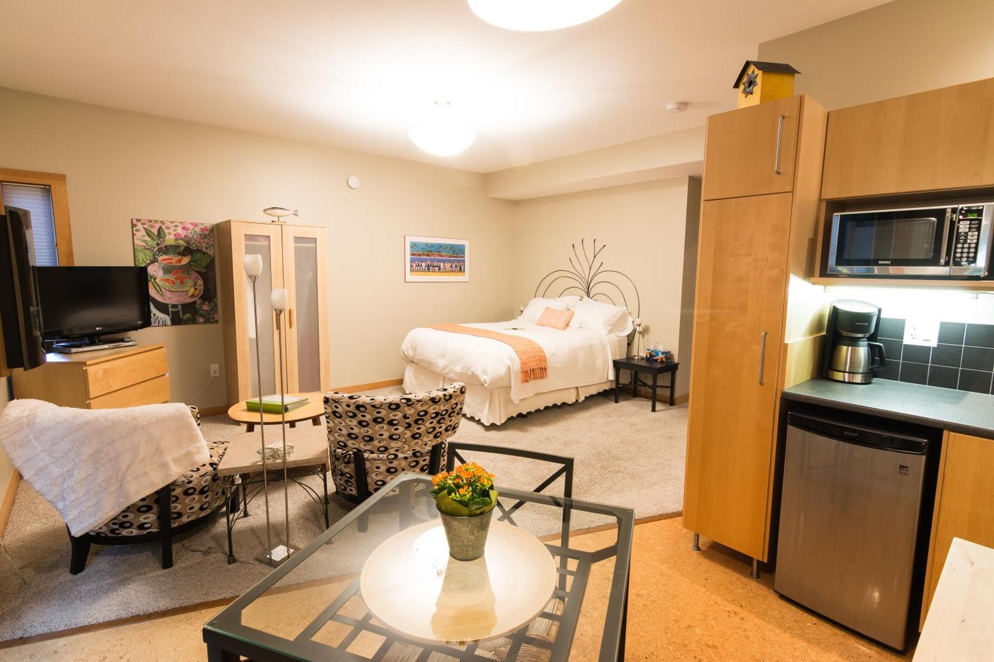 Cormier'S Studio Guest Suites Penticton Bagian luar foto