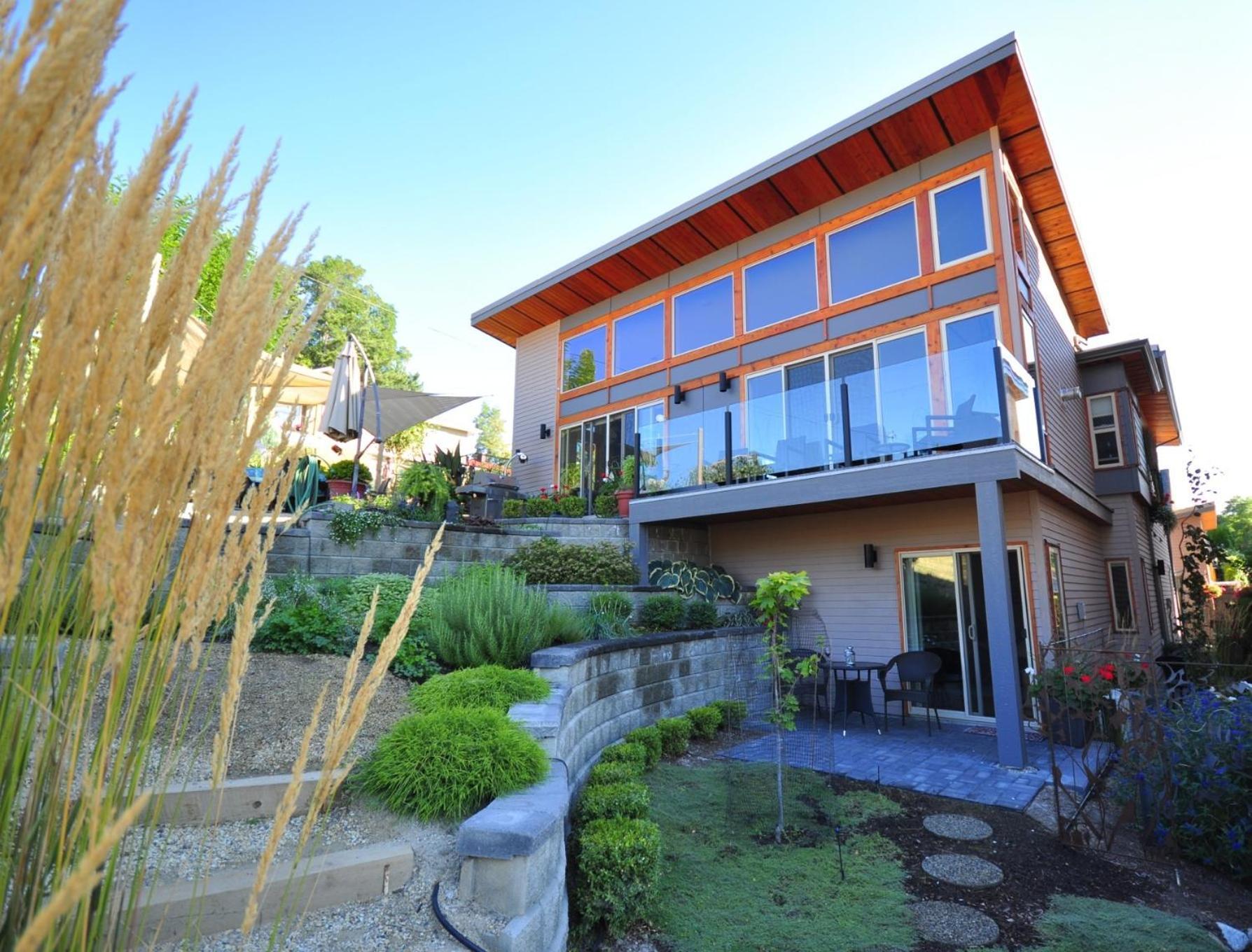 Cormier'S Studio Guest Suites Penticton Bagian luar foto