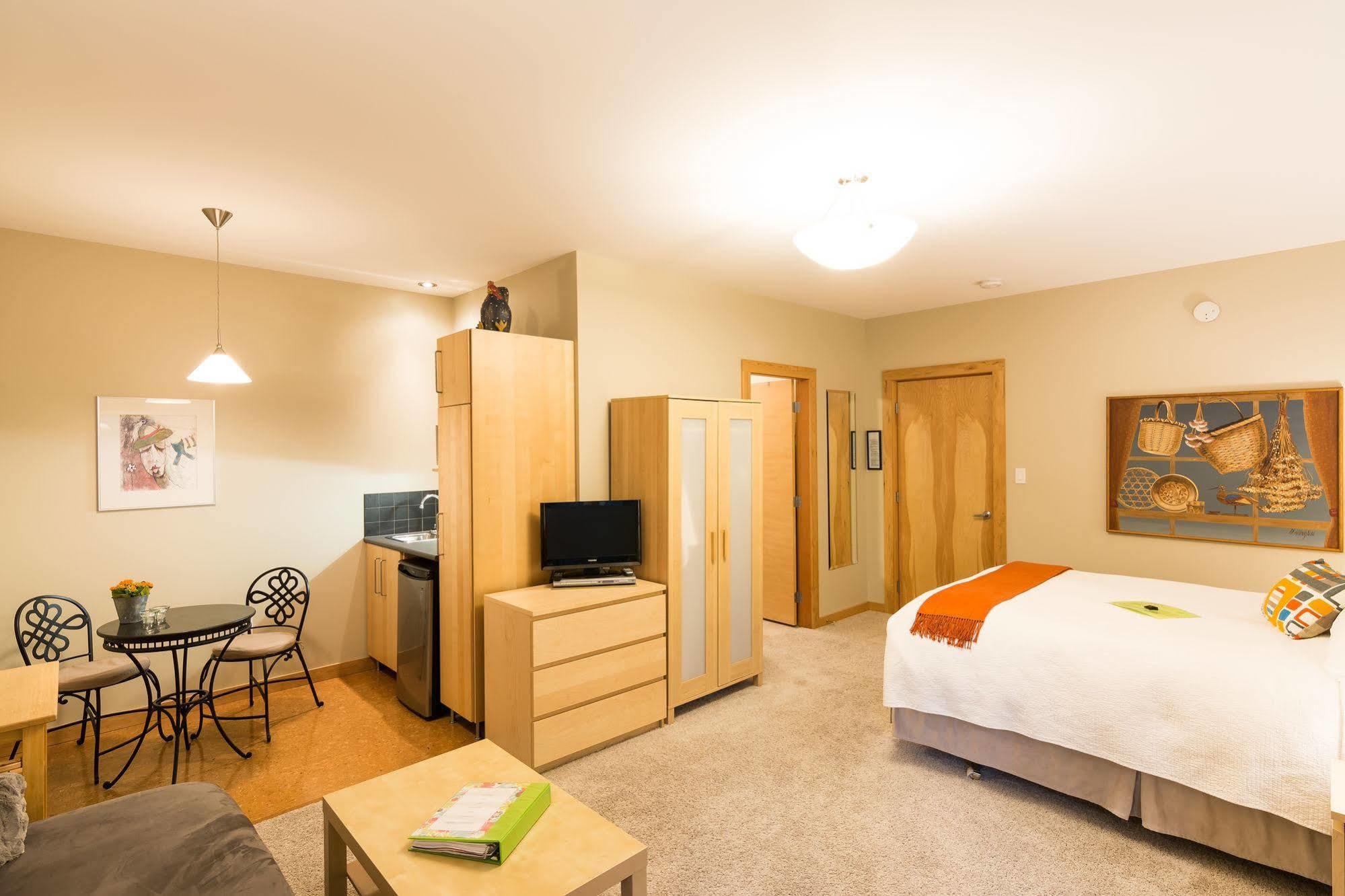 Cormier'S Studio Guest Suites Penticton Bagian luar foto