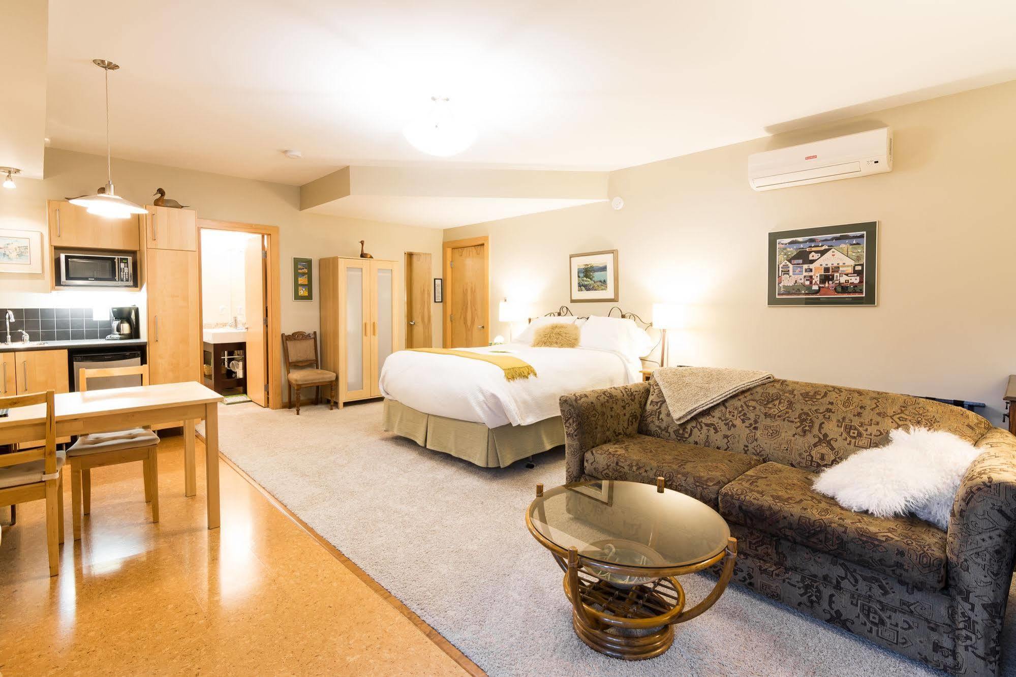 Cormier'S Studio Guest Suites Penticton Bagian luar foto