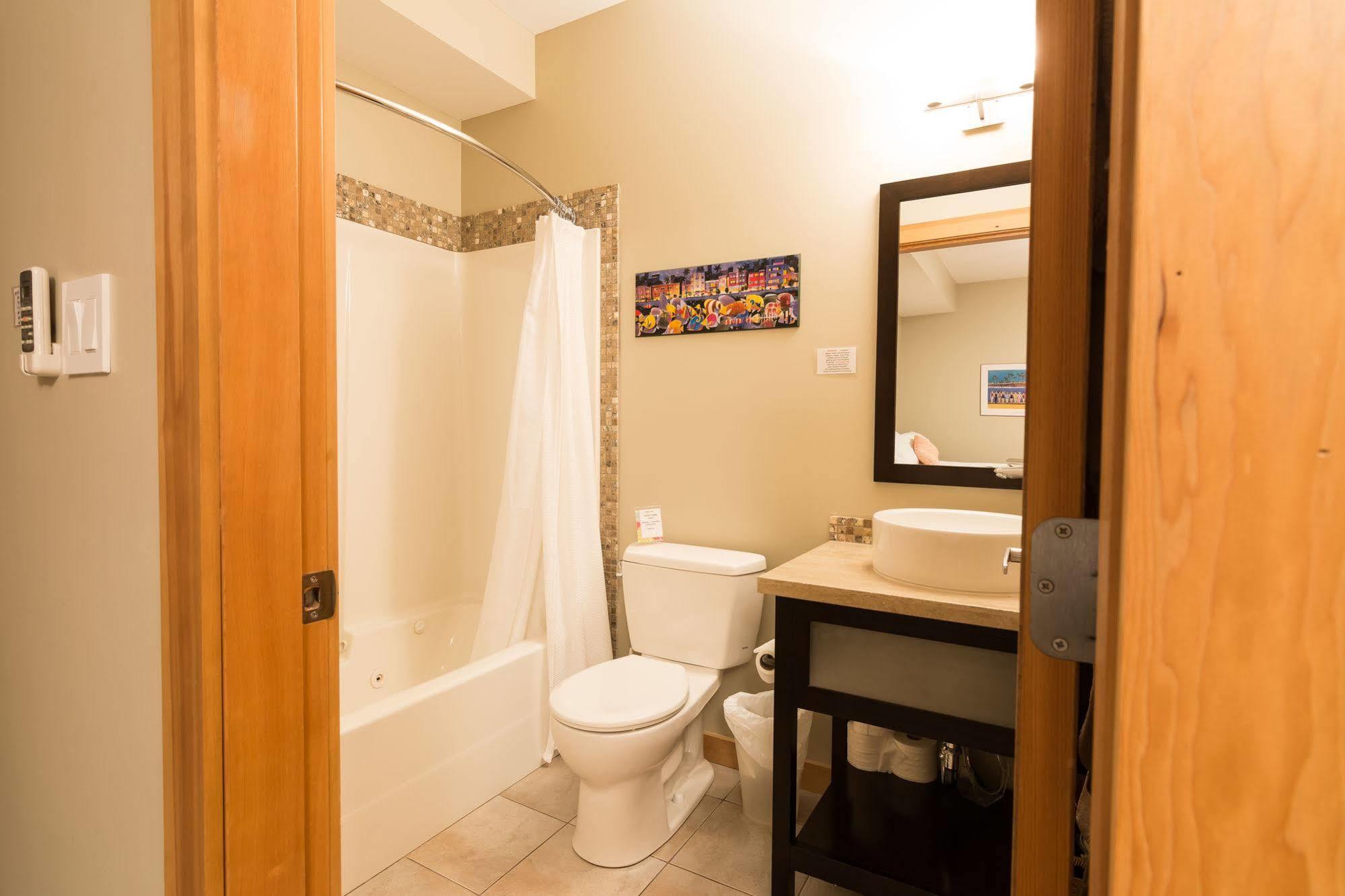 Cormier'S Studio Guest Suites Penticton Bagian luar foto