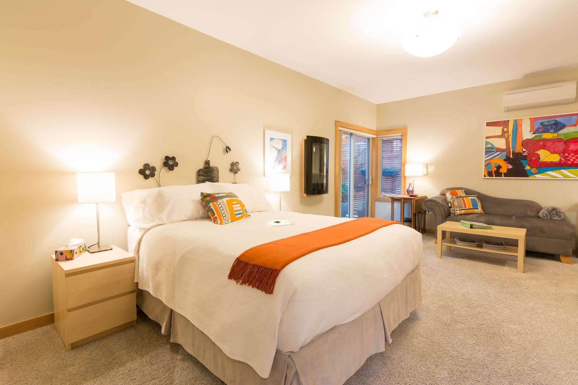 Cormier'S Studio Guest Suites Penticton Bagian luar foto