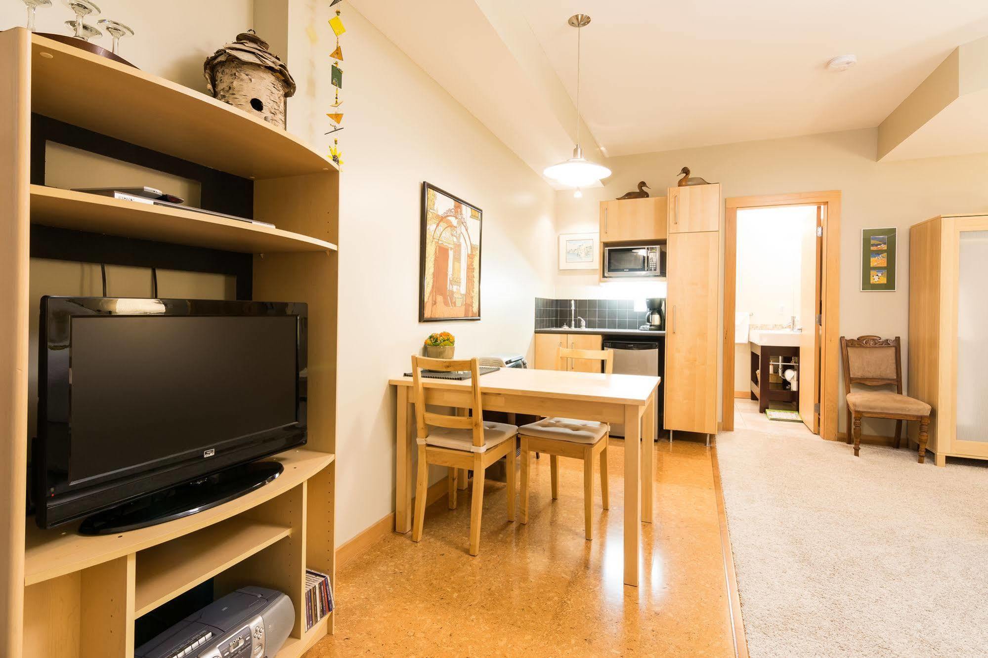 Cormier'S Studio Guest Suites Penticton Bagian luar foto