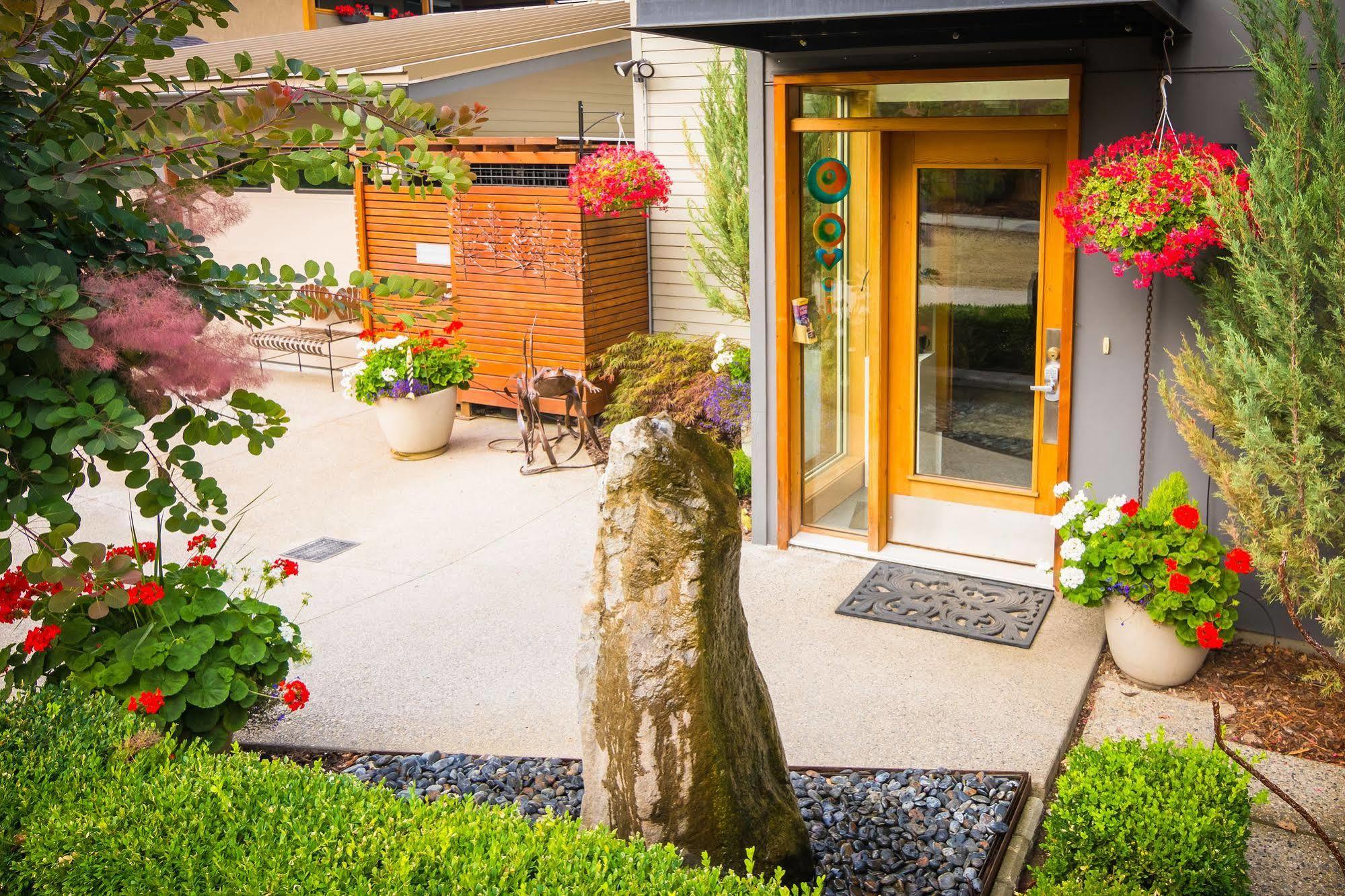Cormier'S Studio Guest Suites Penticton Bagian luar foto