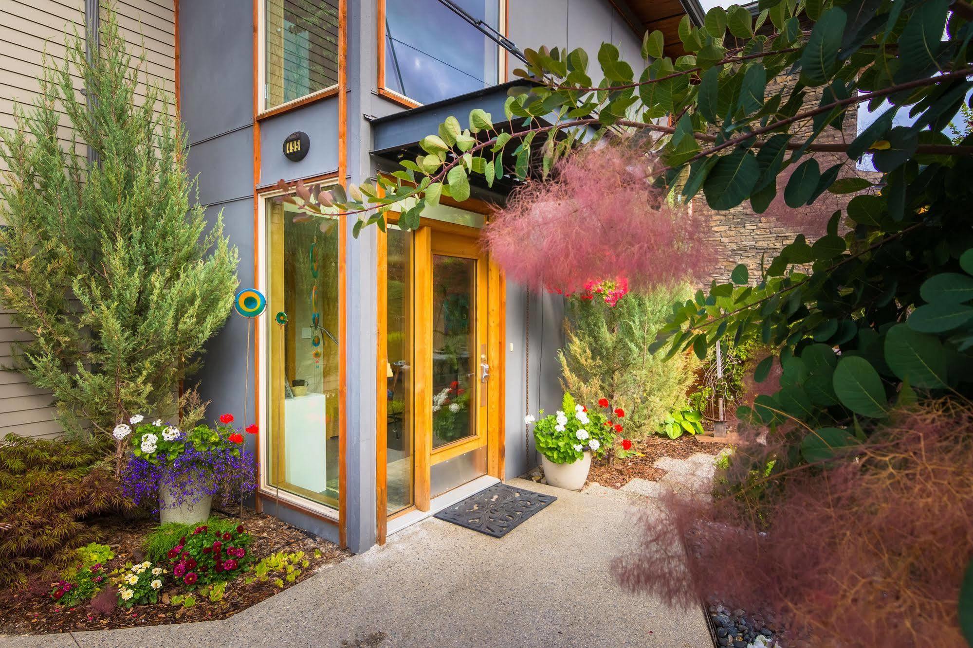 Cormier'S Studio Guest Suites Penticton Bagian luar foto