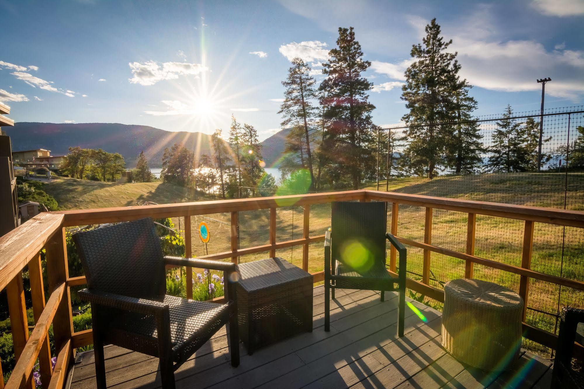 Cormier'S Studio Guest Suites Penticton Bagian luar foto