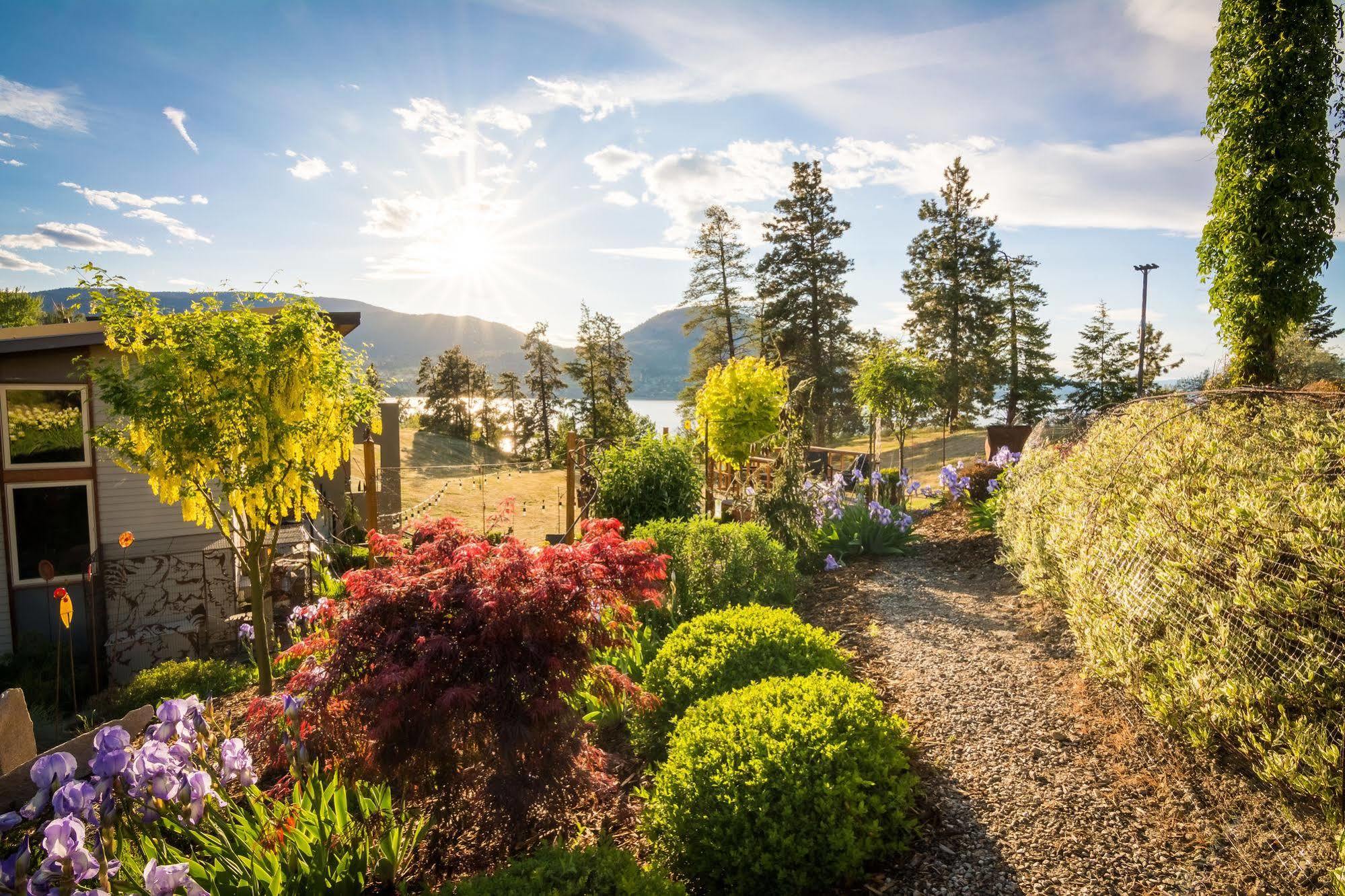 Cormier'S Studio Guest Suites Penticton Bagian luar foto
